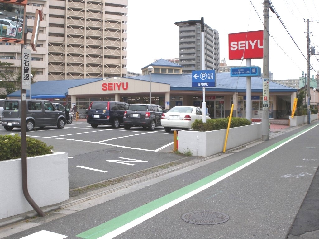 Supermarket. Seiyu Minami Urawa store up to (super) 713m