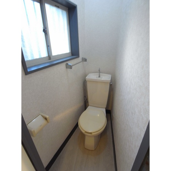 Toilet. bus ・ It is another toilet