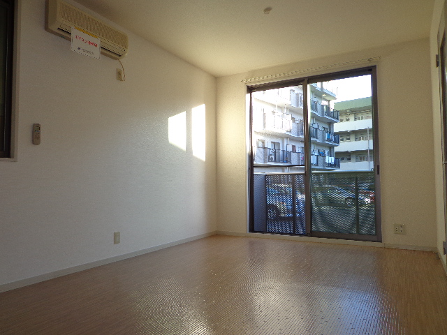 Living and room. ☆ Facing south in the day good ☆