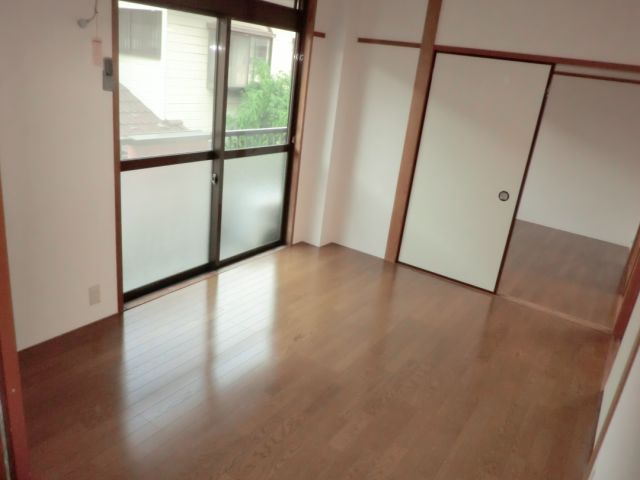 Living and room. Please also look at from another angle.