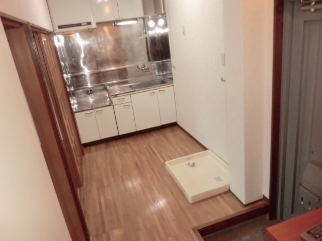 Living and room. 4 Pledge of kitchen. Beautiful.