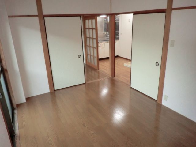 Living and room. Beautiful 6 Pledge of flooring.