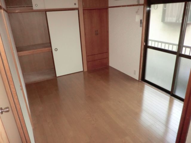 Living and room. Clean and wide Western-style also seen many times.
