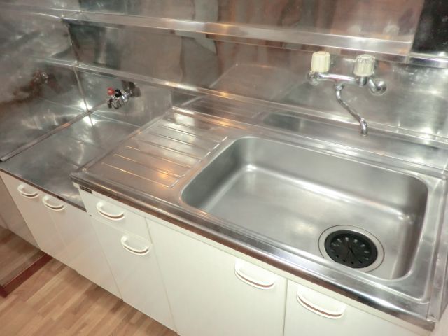 Kitchen. Two-burner gas stove corresponding Allowed!