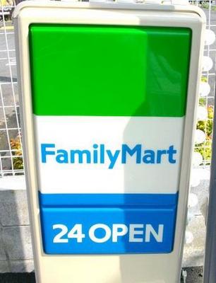 Convenience store. 50m to Family Mart (convenience store)