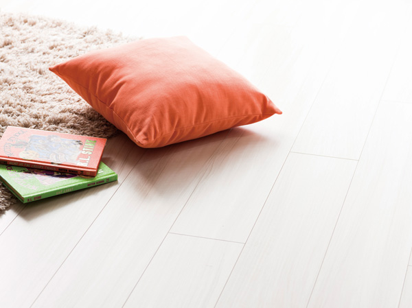 Living.  [Hot water floor heating] Gently warm the whole room from feet, It employs a hot water floor heating system to keep the room temperature comfortable. To achieve a comfortable indoor environment clean. (Same specifications)