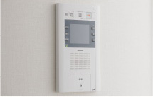 Security.  [Auto-lock system with color monitor] Check the visitor with a camera in the entrance hall entrance and the entrance before the two places. Suppress the suspicious person from entering effectively. (Same specifications)