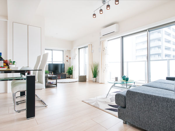 Room and equipment. The wide span design of up to about 9.15m, Also ensured smooth housework flow line. Because of all houses southeast, living ・ It pours soft sunlight in dining.  ※ Model Room D2 type (for in the corresponding gift event 1 million yen total is your conclusion of a contract bidder, It is also in services, such as lighting equipment that is reflected in the photograph. )