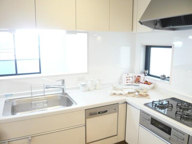 Kitchen. L-shaped counter kitchen. Cuisine conductor is very easy.