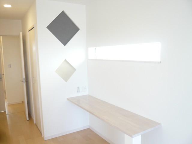 Living. Counter table were fixtures in the B Building living. And it is likely active in a lot of scene.