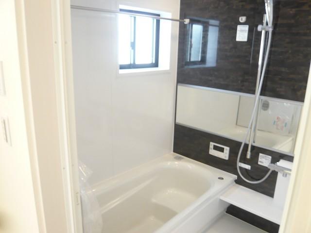 Bathroom. It is the bathroom of all building common specifications. Use the thermos tub, The water temperature does not fall only 2 ℃ for 4 hours.