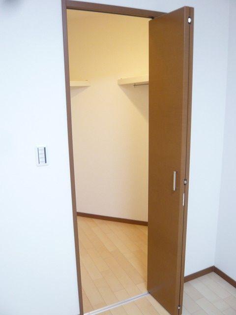 Receipt. Walk-in closet, which is equipped to A Building Master Bedroom.