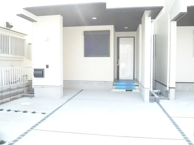 Entrance. C Building entrance around. We used the attention to luxury. Car is a two space.