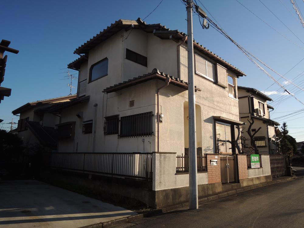 Local photos, including front road. Local (12 May 2013) Shooting