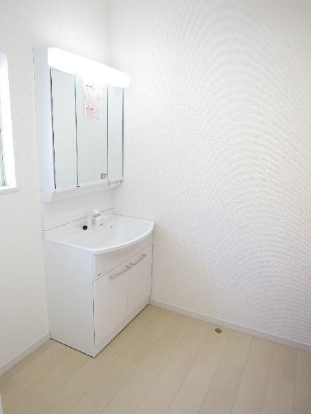 Wash basin, toilet. Peace of mind even if many brothers. Also spacious washroom. 