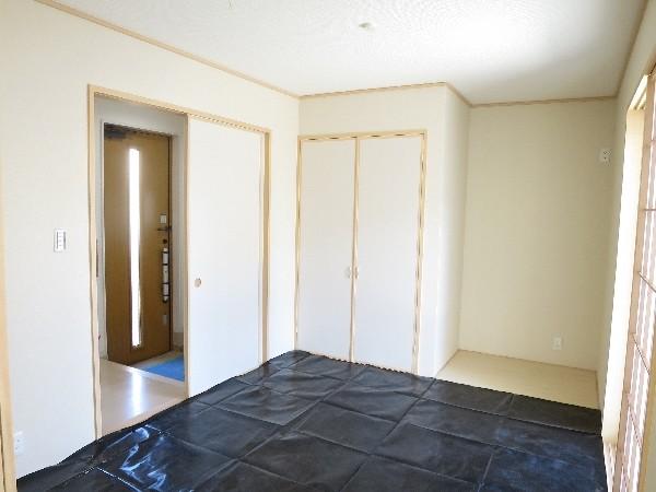 Non-living room. Worry steep visitor. Living and features the Japanese-style, You can guide directly from the front door. 