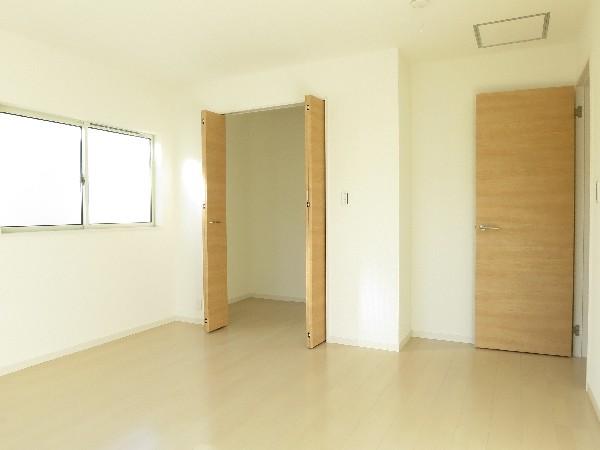 Non-living room. Equipped with in room with depth storage. 