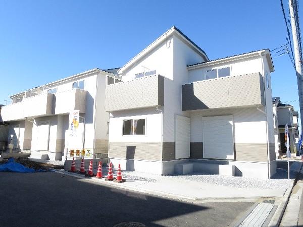 Local photos, including front road. 6 Building is of east north-south three-way corner lot, 5 Building is neither in the north and south of the two-way road per day is good. 