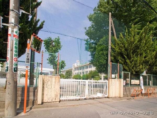 Primary school. 400m to Saitama City Tatsunishi Urawa Small