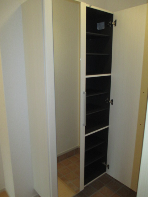Entrance. The same type room photo