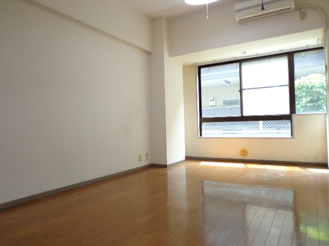 Living and room. ☆ Facing south in a bright LDK ☆