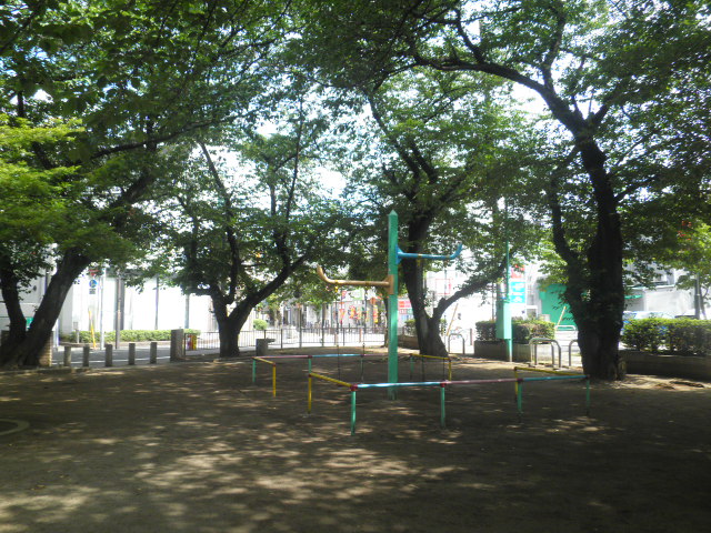 park. Maple 100m to the park (park)