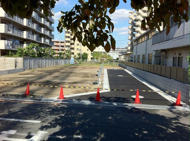 Local photos, including front road. The front driveway from the west public roads