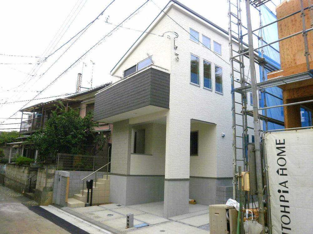 Local photos, including front road. Local (10 May 2013) Shooting