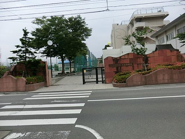Junior high school. 425m to 427m Utsutani junior high school until the Saitama Municipal Utsutani junior high school The proximity of the walk about 6 minutes of peace of mind even if late in extracurricular activities