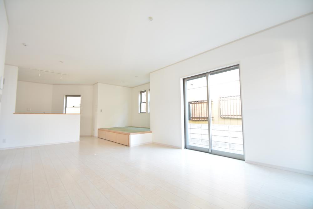 Living. Your family everyone we offer a relaxed and welcoming spacious living. Local (11 May 2013) Shooting