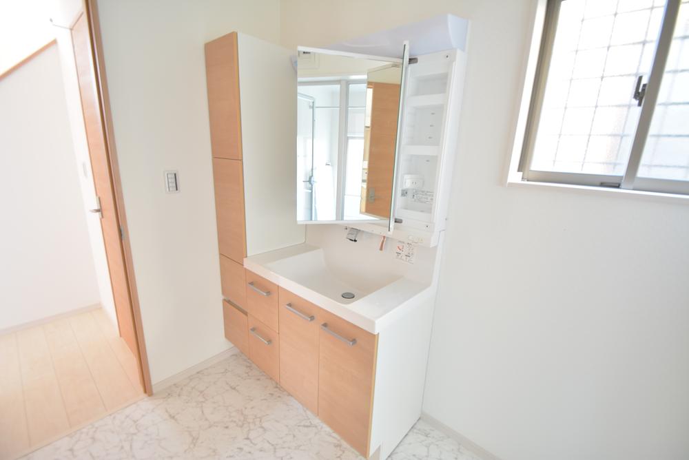 Wash basin, toilet. Is a wash basin with storage! ! Indoor (11 May 2013) Shooting