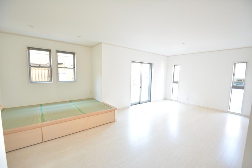 Living. It is with a floor heating. Feet warm. Indoor (11 May 2013) Shooting