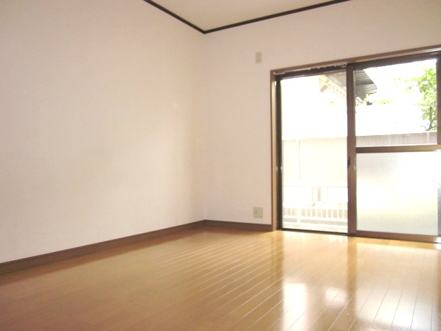 Living and room. ☆ This room bright sunshine enters ☆