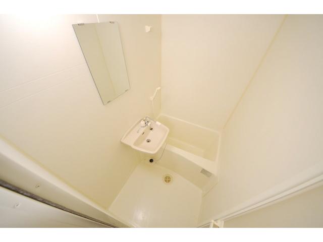 Bath. Washbasin