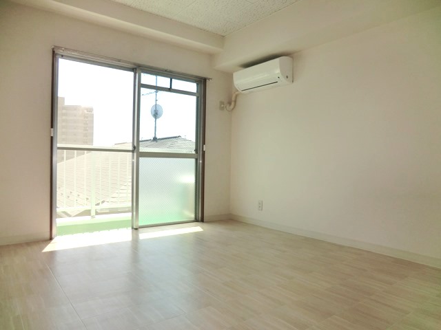 Living and room. ☆ Facing south, Day is good ☆