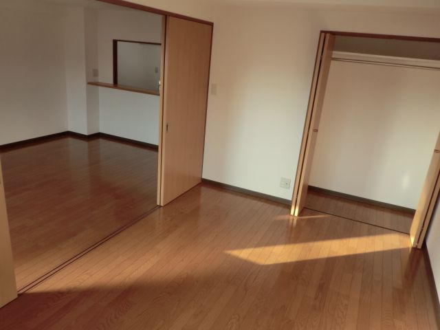 Living and room. It is a veranda on the side of Western-style sun plug.