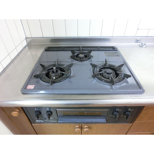 Kitchen. 3-burner stove