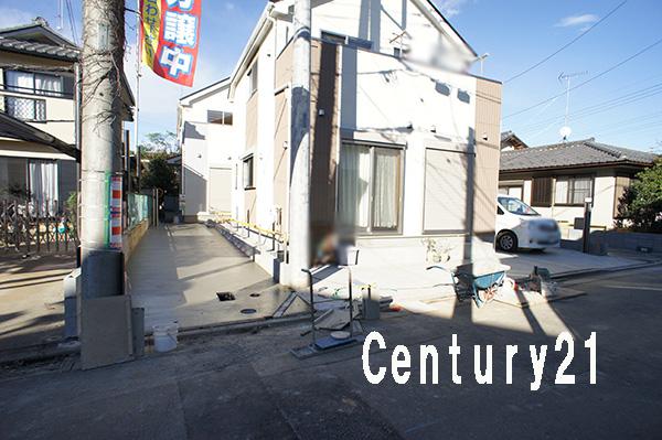 Local photos, including front road. 11 / 13 shooting