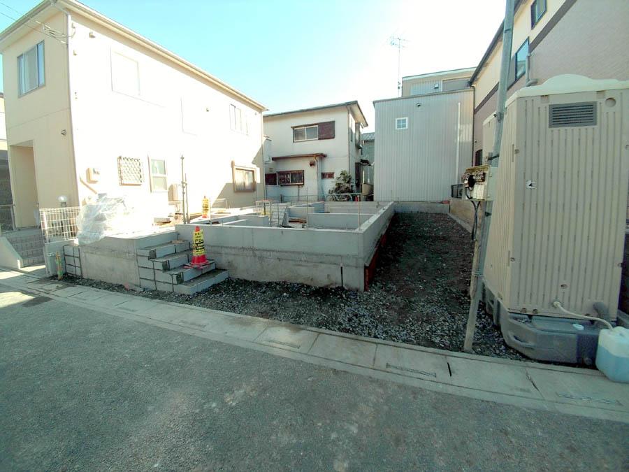 Local photos, including front road. We offer the same use the finished model house of this property. Please feel free to contact us.