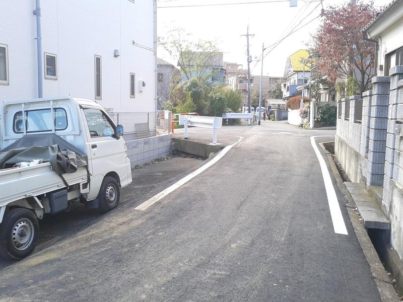 Local photos, including front road. Local (11 May 2013) Shooting