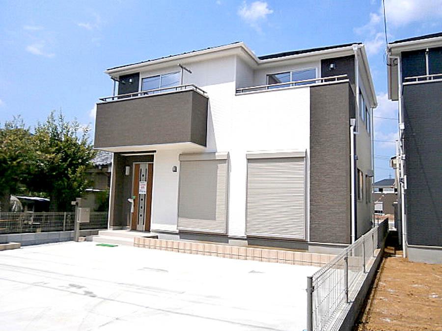 Local photos, including front road. We offer the same use the finished model house of this property. Please feel free to contact us.