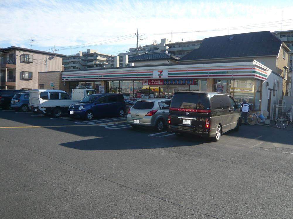 Convenience store. 640m to Seven-Eleven