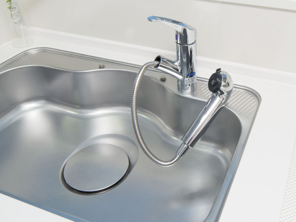 Kitchen.  [Water purifier integrated shower faucet] Standard equipped with a hand shower faucet with a built-in water purifier. Water purification ・ Switching of the raw water Ya, straight ・ Switching of the shower, you can at the touch of a button. Also, Since the draw also hose, You can clean the sink until every corner.