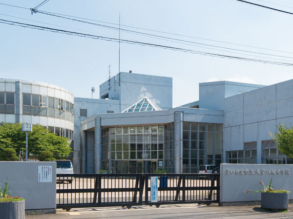 Surrounding environment. City Omiya Hachiman Junior High School (walk 16 minutes ・ About 1280m)