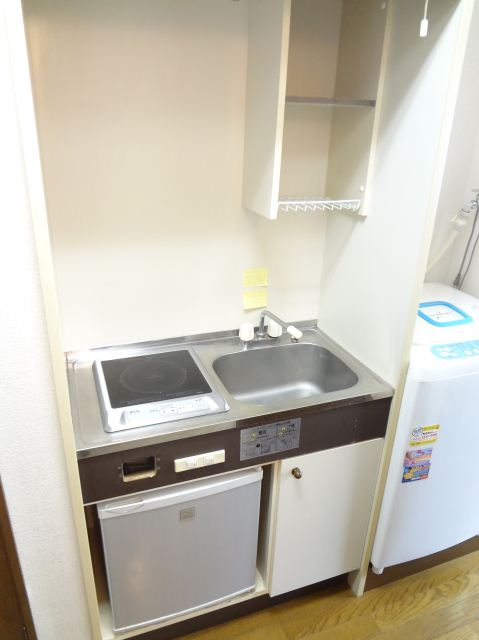 Kitchen. IH stove, A washing machine