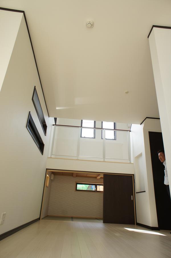 Model house photo. Our enforcement example A dynamic LDK provided with split-level home ・  ・  During LDK whole overlooking design than the second floor ・  ・ 