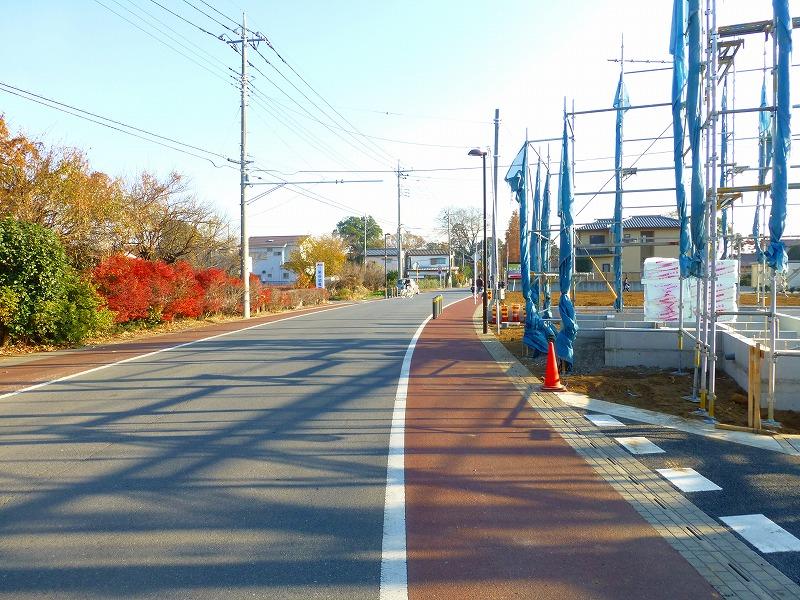 Local photos, including front road. Front road is also widely, Easy also maneuverability of the car