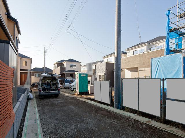 Local photos, including front road. ◆ It is a front road!