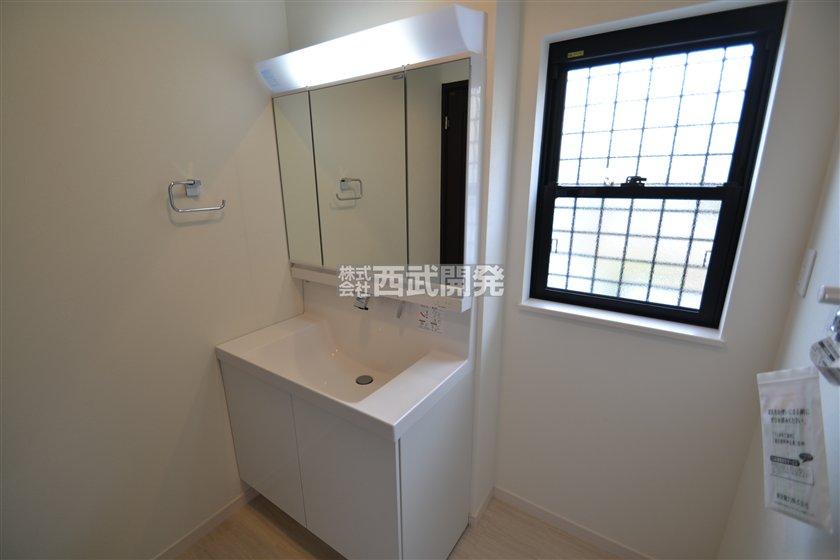 Wash basin, toilet. Indoor (12 May 2013) Shooting