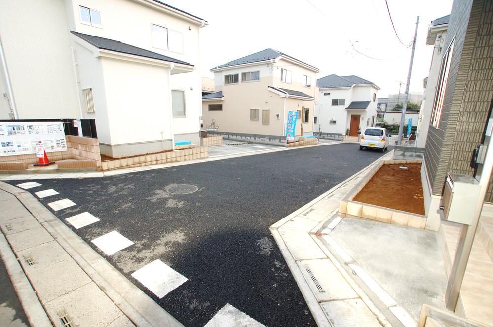 Local photos, including front road.  ☆ Building before passage ☆ 